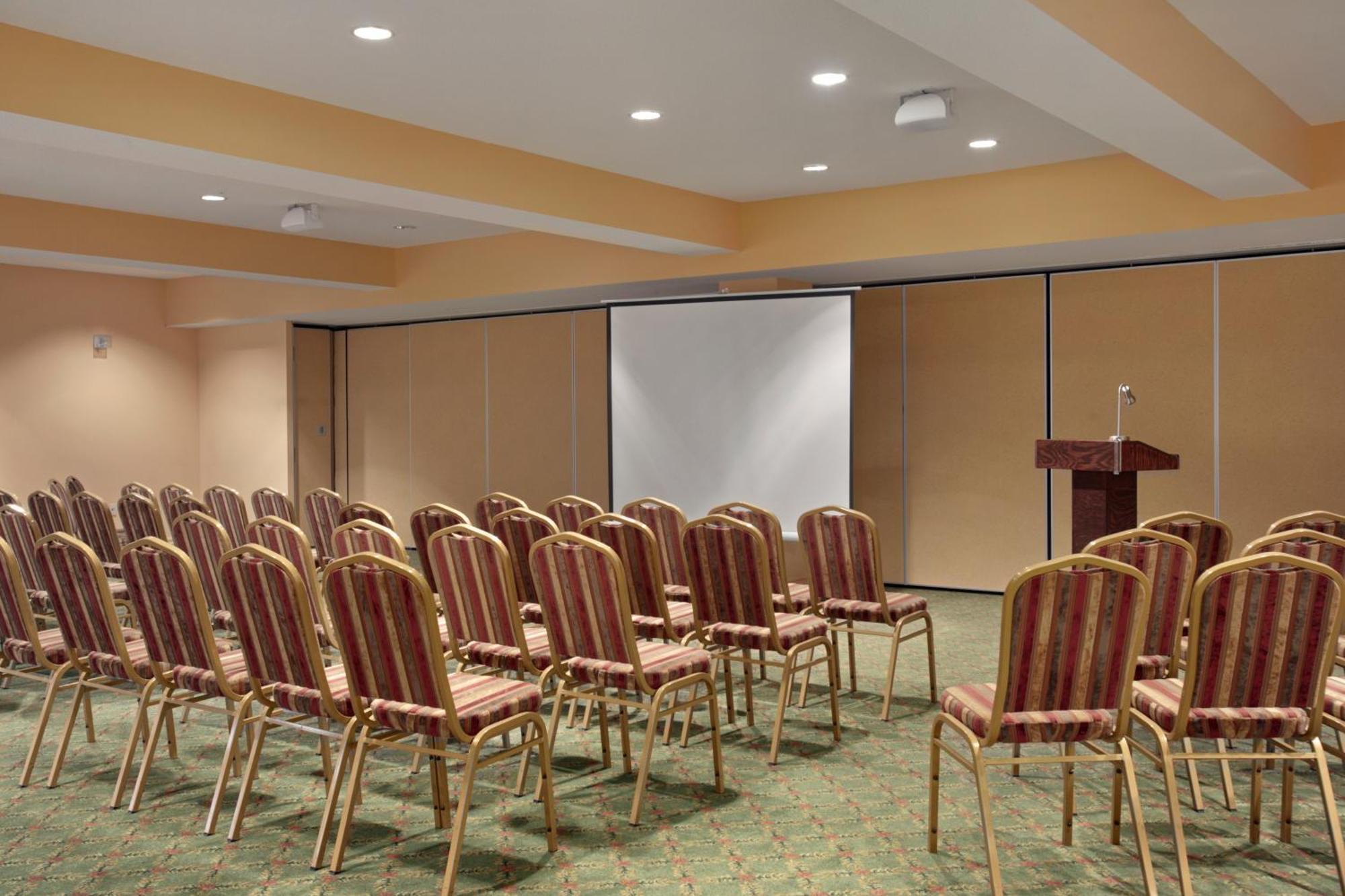 Days Inn By Wyndham Oromocto Conference Centre Екстер'єр фото